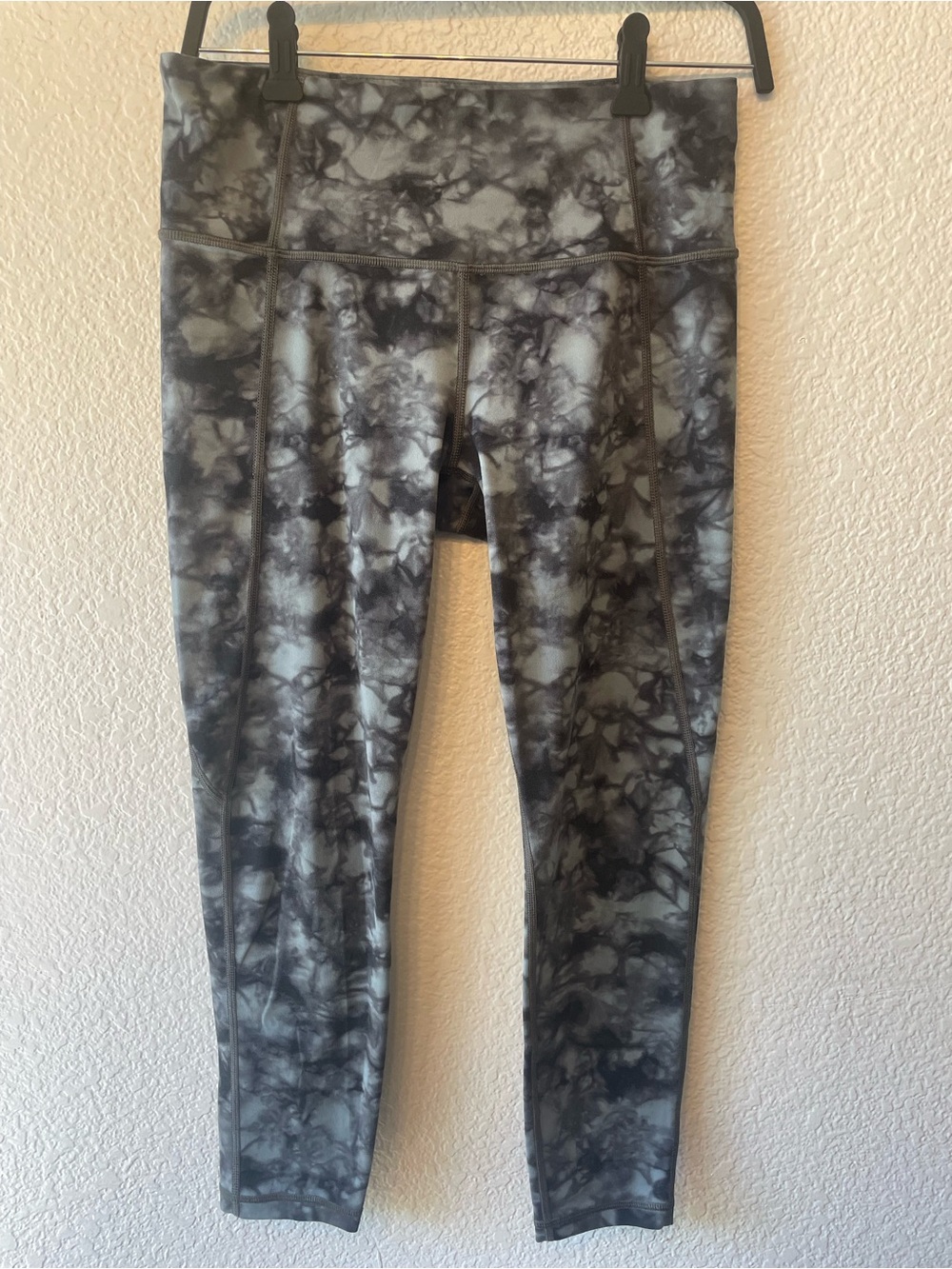 Athleta Salutation 7/8 Black and Gray Tie-Dye High-Waist Leggings Size Medium